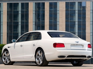 Bentley Flying Spur белый